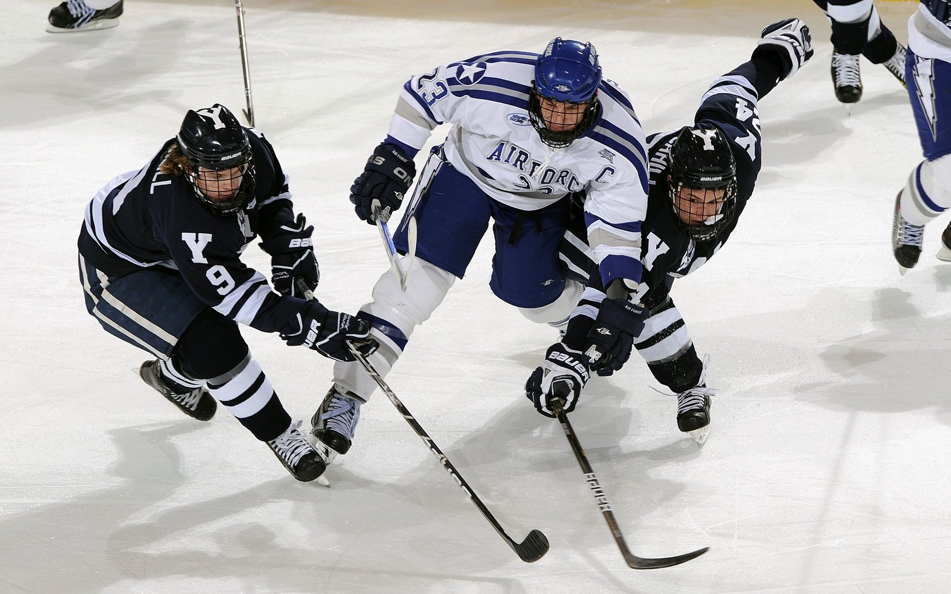 中国队技术动作精准获教练点赞,中国技巧队