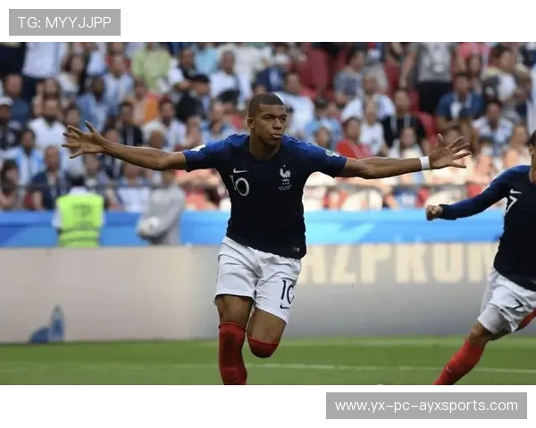 姆巴佩连续假动作后低平传中，法国前场配合到位