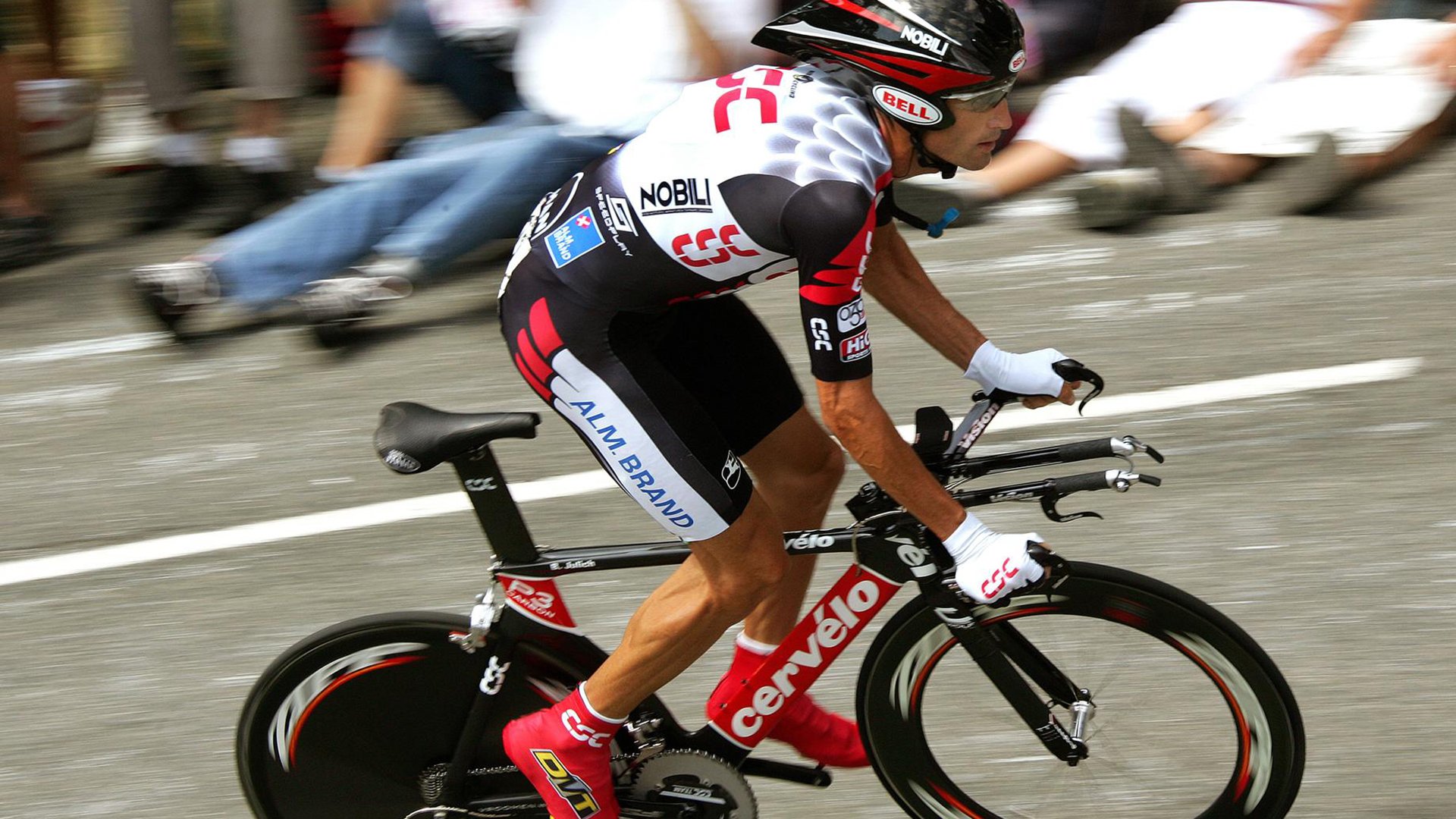 世界杯：国际足联试行“解说双语同屏字幕” 照顾多语种观众需求